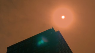De zonsverduistering boven de Alphatoren in Enschede
