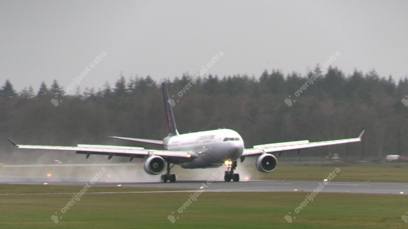 Zweites Airbus A330-Flugzeug zur Demontage auf dem Flughafen Twente gelandet