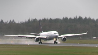 Tweede Airbus A330 vliegtuig geland op Twente Airport voor ontmanteling