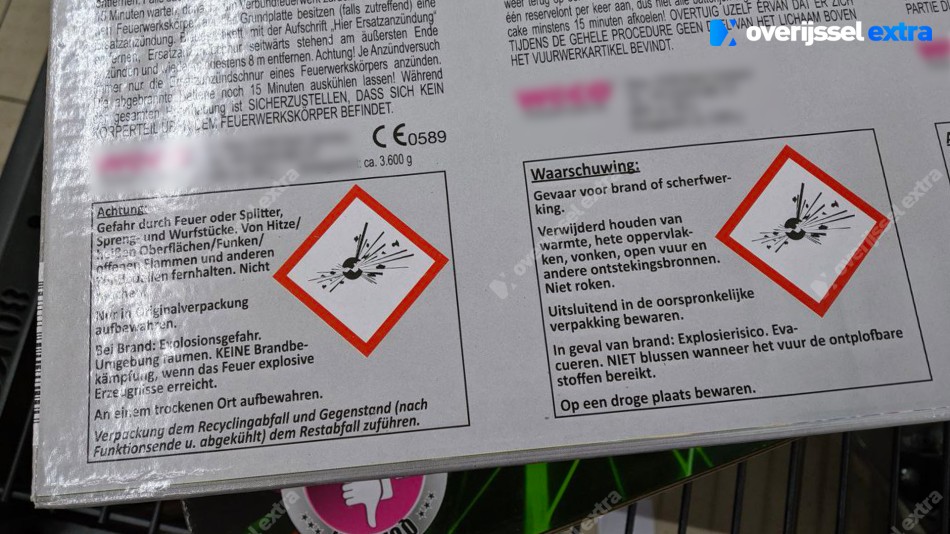Op de etiketten van het Duitse vuurwerk staat een CE-keurmerk, een Nederlandse beschrijving en een ADR klasse 1 icoon.