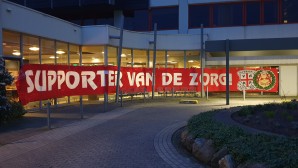 Twentse voetbalsupporters Vak-P hangen spandoek bij ziekenhuis in strijd tegen coronavirus